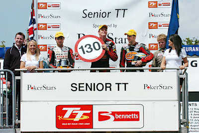 Ein Bild für die Ewigkeit: John McGuinness hat als erster Fahrer bei der TT einen Rundenschnitt von 130 Meilen/Stunde erzielt