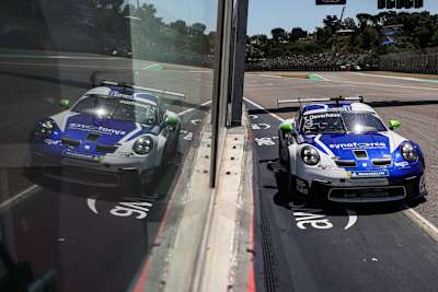 Theo Oeverhaus fliegt im Proton Huber Competition-Fahrzeug auf die Pole