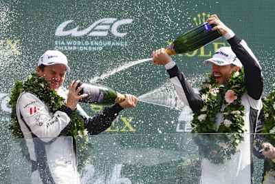 Richard Lietz (li.) auf dem Podium in Le Mans