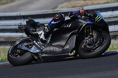 Yamaha-Testfahrer Augusto Fernandez auf der M1 mit V4-Antrieb