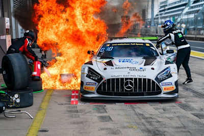 Ein selbstverschuldetes Feuer überschattete das Debüt des Endurance-Formats im ADAC GT Masters