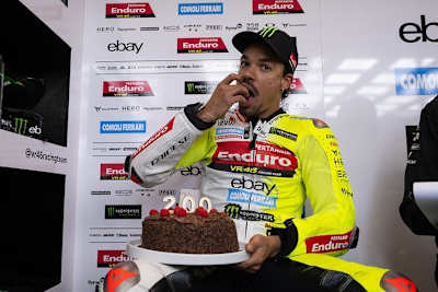 Nach dem Warm-up am Morgen snackte Morbidelli direkt die Himbeeren aus dem Torten-Topping