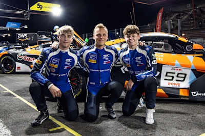 Benjamin Goethe, Marvin Kirchhöfer und Joseph Loake vor dem Garage 59 McLaren 720S GT3