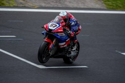 Die Schwinge aus der BSB an der Honda von Xavi Vierge