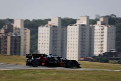 Ein Toyota GR010 Hybrid in Interlagos