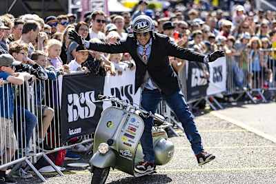 Nicola L'Impennatore zeigt, dass man auch mit einer alten Vespa Stunts vorführen kann