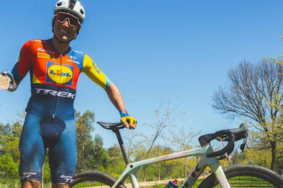 Aleix Espargaro nach seinem siebten Rang beim 114 Gravel Race