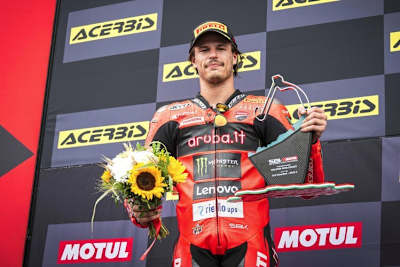 Auch der Pokal für Platz 2 rang Nicolo Bulega kein Lächeln ab