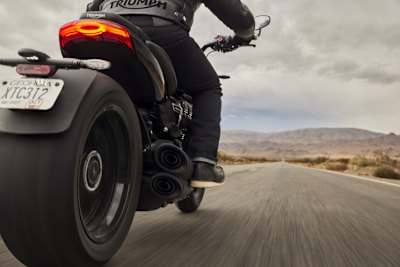 Triumph Rocket 3 Storm R: Massage der Erdoberfläche mittels einer mächtigen Gummiwalze