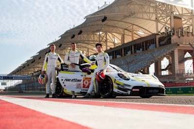 Klaus Bachler, Aliaksandr Malykhin und Joel Sturm (v.li.) vor dem Porsche 911 GT3 R LMGT3