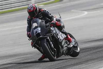 Marco Bezzecchi fliegt um die Piste in Sepang