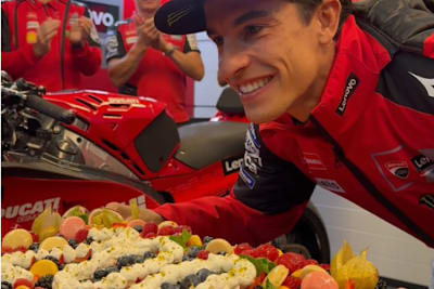 Marc Marquez mit seinem Jubiläums-«Törtchen»
