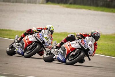 Die Bimota-Piloten Axel Bassani und Alex Lowes (v.l.)
