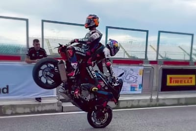 Michael van der Mark und Toprak Razgatlioglu auf dem Doppelsitzer