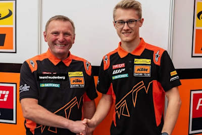 Hand drauf: Jakob Rosenthaler mit Carsten Freudenberg