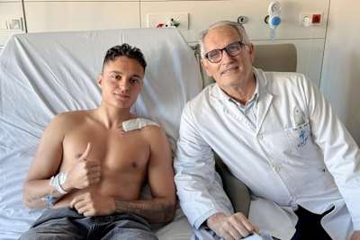 Besuch bei Dr. Mir: Moto2-Pilot Adrian Huertas mit frisch verschraubtem Schlüsselbein