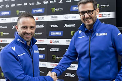 Hand drauf: Motorsport-Chef Paolo Pavesio und Andrea Dovizioso verlängern die Zusammenbeit bis Ende 2027