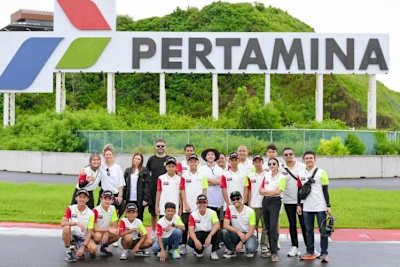 Andrea Migno mit den ersten Kadetten der Akademie in Mandalika