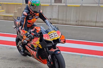 Die KTM RC16 von Brad Binder mit abgebrochenem Flügel