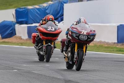 Loris Baz schlägt Kyle Wyman in Road Atlanta