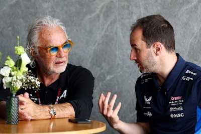 Flavio Briatore (l.) übernimmt die Aufgaben des bisherigen Alpine-Teamchefs Oliver Oakes
