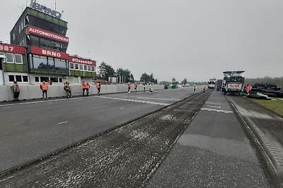 Derzeit wird der alte Asphalt abgefräst