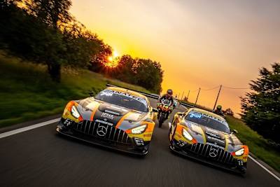 Die beiden Boutsen VDS Mercedes-AMG GT3 mit den Moto2-Motorrädern von Marc VDS
