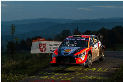 Thierry Neuville übernimmt an Tag 2 der Drei-Länder-Rallye die Führung