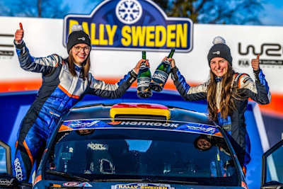 Claire Schönborn (rechts) und Beifahrerin Jara Hain gewinnen Beyond Rally Women's Development-Programm
