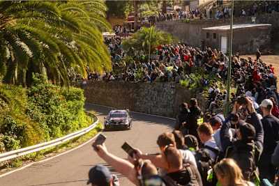 Beim Shakedown auf der Insel vorne: Toyota-Pilot Kalle Rovanperä