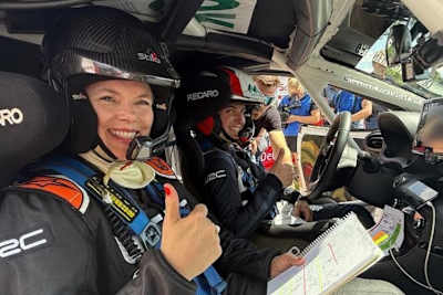 Politik trifft auf Sport: Bundestagespräsidentin Julia Klöckner als Beifahrerin von Rallye-Hoffnung Claire Schönborn
