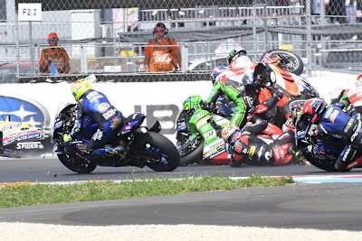 Dominique Aegerter schlüpfte beim Massencrash vorbei