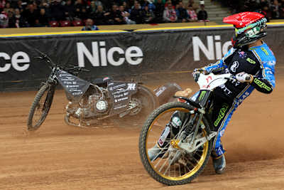 Im Halbfinale: Jason Doyle schaut sich nach dem gestürzten Kai Huckenbeck um