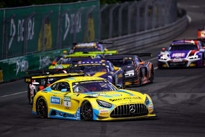  Luca Stolz und Arjun Maini (blau-gelber AMG GT3 im Hintergrund) starten auch 2024 für das Haupt Racing Team in der DTM