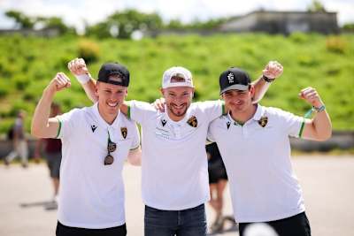 Mirko Bortolotti umringt von Luca Engstler und Jordan Pepper