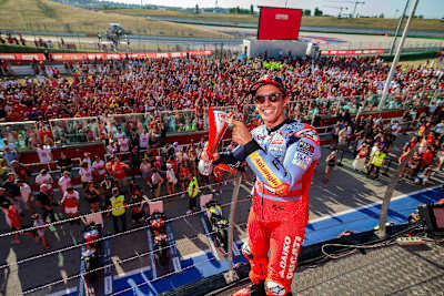 Marc Márquez bei der Siegerehrung in Misano