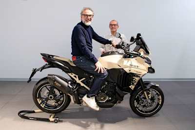 Massimo Bottura bei der Übergabe seiner Multistrada V4 Pikes Peak im Centro Stile Ducati