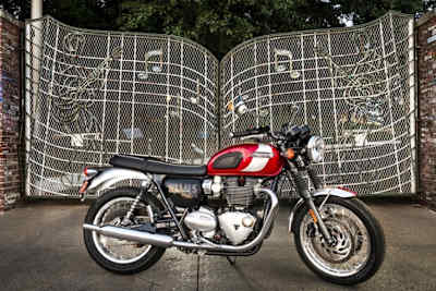 Die Triumph Bonneville T120 Elvis Presley Edition vor dem Portal von Graceland, dem Anwesen Presleys in Memphis, USA