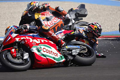 Der Horror für jeden Rennfahrer: Mitten im Feld am Boden