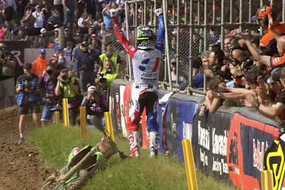 Romain Febvre lässt sich nach seinem Laufsieg feiern