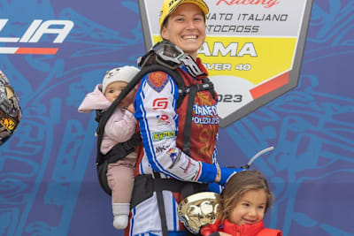 Kiara Fontanesi mit ihren Töchtern