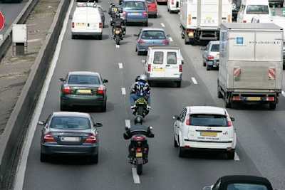 Geht doch: In Frankreich ist Motoradfahrern das Vorfahren zwischen Autokolonnen erlaubt - unter Bedingungen