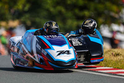 Ted und Vincent Peugeot mit Platz 1 in der IDM Sidecar Schleiz
