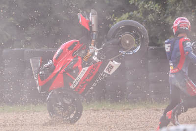 Twan Smits (85) kann dem Bike von Daniel Blin gerade noch ausweichen