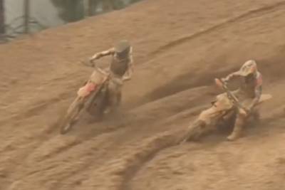 Tim Gajser geht außen an Jeffrey Herlings vorbei