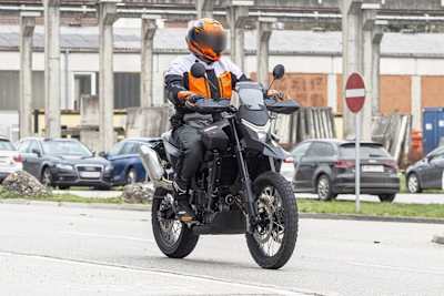 Front im Design der CF Moto 800NK - doch es handelt sich um einen GASGAS-Prototypen