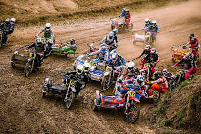 Gedränge beim ersten Start: Prümmer (#17),dahinter Foden, Häcker (#513), Peter (#20), Erlecke (#55), Seifert (#3), Hofmann (#124), Hengster (#914), Knübben (#127)