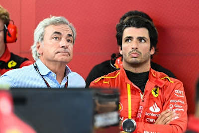 Carlos Sainz Senior und Carlos Sainz Junior 2023 zusammen im Formel-1-Fahrerlager