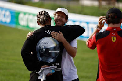 Sebastian Vettel und Lewis Hamilton 2023 in Suzuka. Vettel veranstaltete dort ein Umwelt-Event mit Bienenstöcken an der Rennstrecke