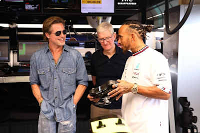 Brad Pitt (l.) und Lewis Hamilton (r.) 2022 beim US-Grand-Prix zusammen mit Apple-Chef Tim Cook